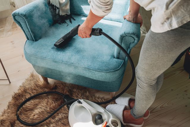 Химчистка мягкой мебели на дому и профессиональная с выездом: сухая и влажная очистка диванов и кресел